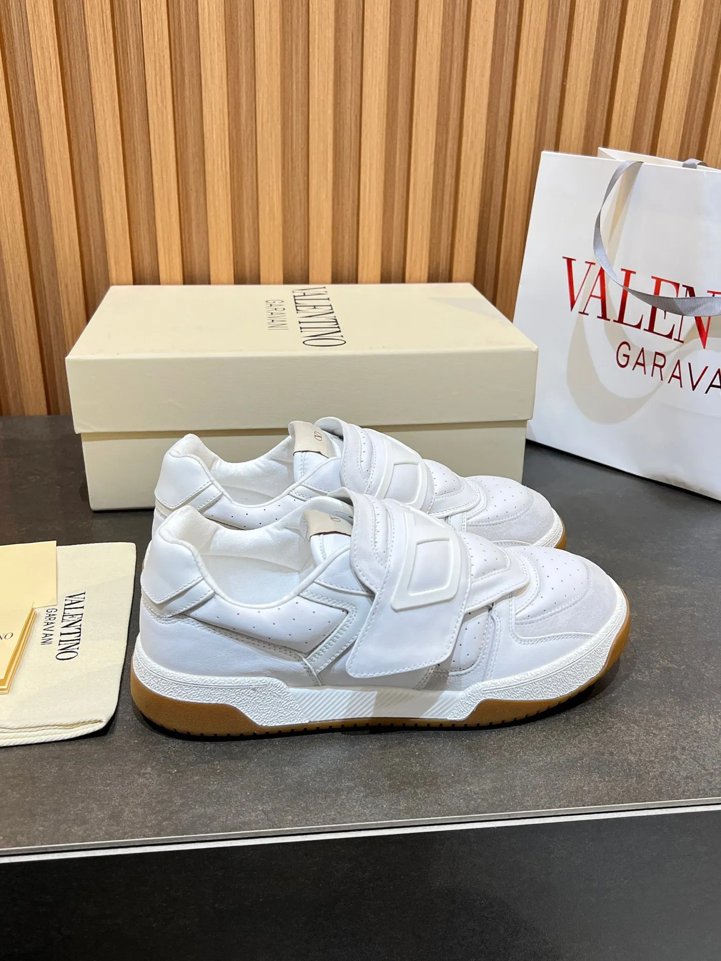 Men's men's shoes 💰760 VLTN Valentin 𝑶𝒏𝒆𝑺𝒕𝒖𝒅 Couple's sneaker series Valentino 2025 new couple's sneakers are on sale. The original ZP purchased and disassembled. Repeated pattern making and modification. The strength must be restored one to one! Top luxury masterpiece Velcro design Soft and comfortable imported calfskin 🧧brings excellent and elegant texture and excellent on-foot comfort Top purchasing version upper: imported calfskin surface/original oil edge craftsmanship Inner: water-dyed cowhide lining Outsole: original development 𝐓𝐏𝐔 two-color combination outsole Packaging: original configuration complete package Code number: 35-46 (45 46 customized)